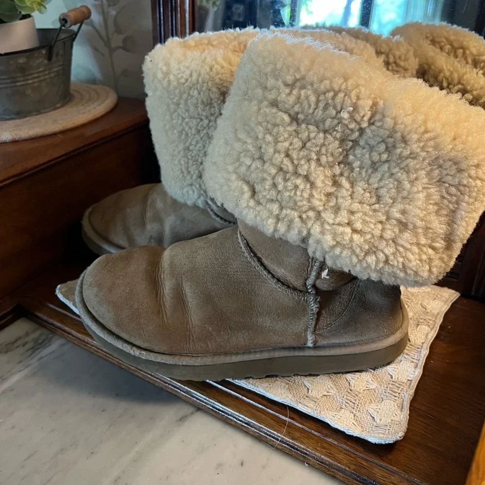 UGG‎ Classic Tall II Fur Lined Sheepskin Suede Winter Boots Tan Women's Size 8